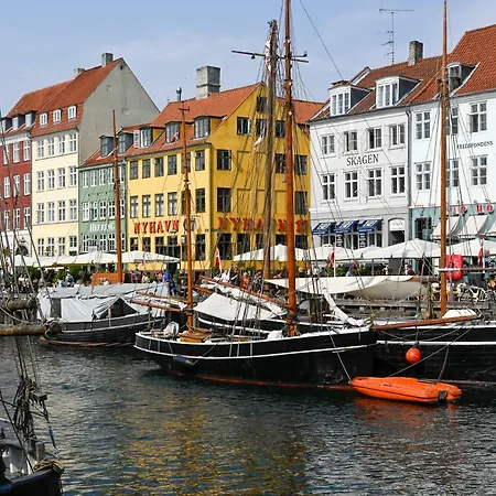 Bright Spacious In Cristianshavn Apartment